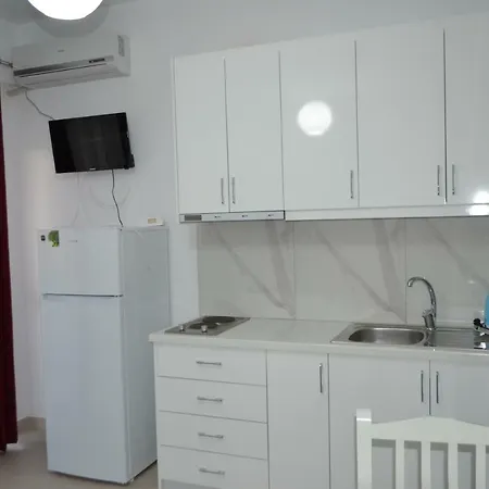 David Guesthouse,apartments Albania Check-in Holidays アパートホテル クサミル
