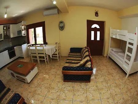 David Guesthouse,apartments Albania Check-in Holidays クサミル